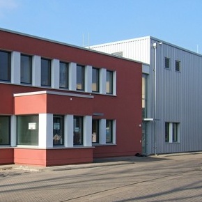 Entsorgungsbetrieb in Hannover (2/4)<br /><br /><span>Kategorie:</span><p>Abbruch und Neubau bei laufendem Betrieb</p><span>Maßnahmen:</span><p>Gewerbehallen, Büro-/Sozialgebäude, LKW-Werkstatt, Außenanlagen</p><span>Bauherrin:</span><p>Städtereinigung West Nolting GmbH & Co. KG, Herford (VEOLIA Umweltservice West GmbH, Herford)</p><span>Beauftragte Leistungsphasen HOAI:</span><p>1 bis 9</p><span>Planungs-/Bauzeit:</span><p>2005 bis 2008</p><br />