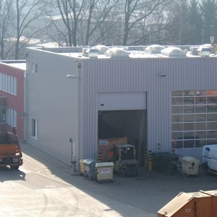 Entsorgungsbetrieb in Hannover (3/4)<br /><br /><span>Kategorie:</span><p>Abbruch und Neubau bei laufendem Betrieb</p><span>Maßnahmen:</span><p>Gewerbehallen, Büro-/Sozialgebäude, LKW-Werkstatt, Außenanlagen</p><span>Bauherrin:</span><p>Städtereinigung West Nolting GmbH & Co. KG, Herford (VEOLIA Umweltservice West GmbH, Herford)</p><span>Beauftragte Leistungsphasen HOAI:</span><p>1 bis 9</p><span>Planungs-/Bauzeit:</span><p>2005 bis 2008</p><br />